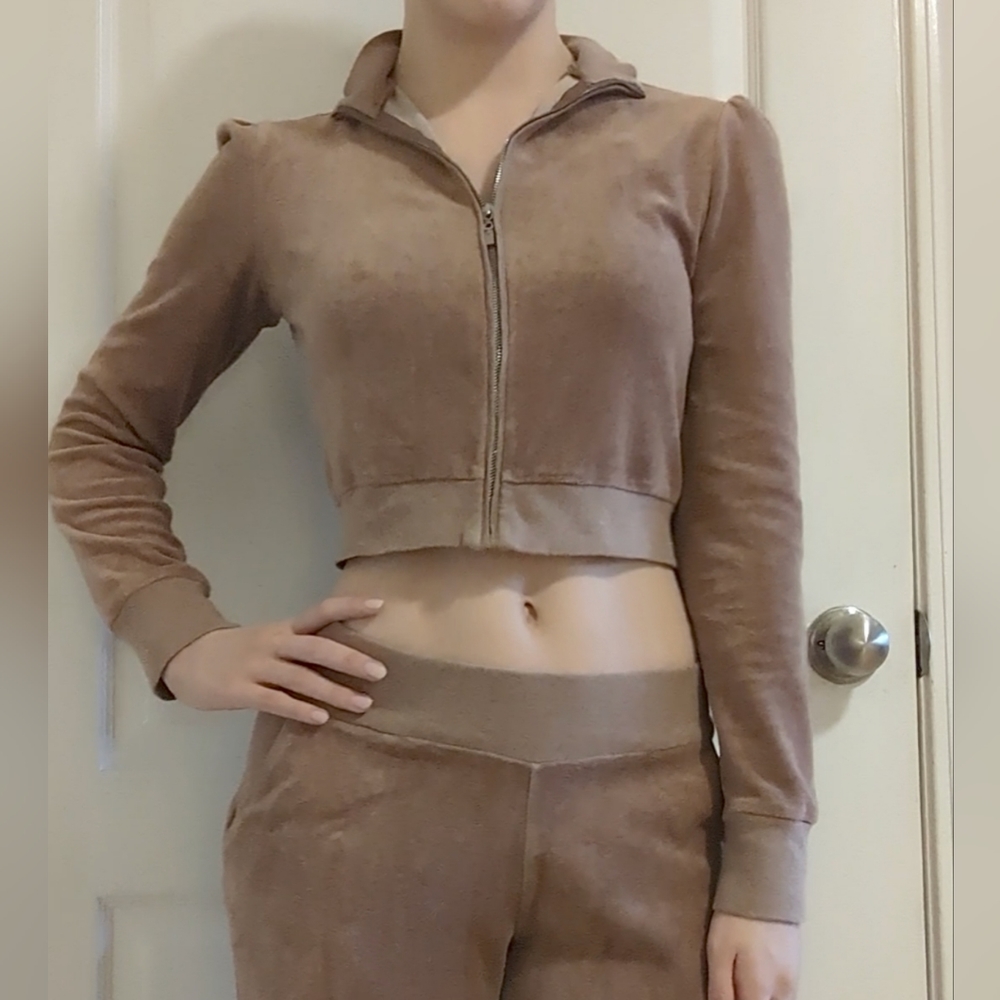 🧸 Velour Zip up cropped top (1/2 OF MATCHING SET)